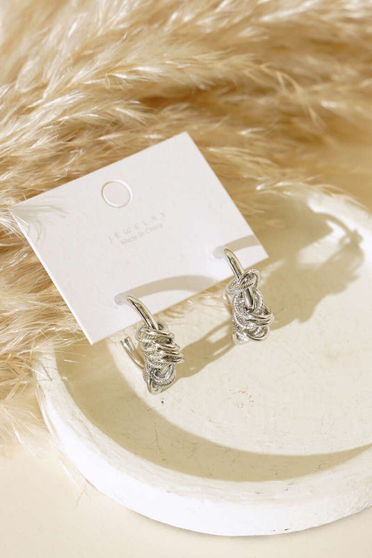 أقراط دائرية ملتوية فضية