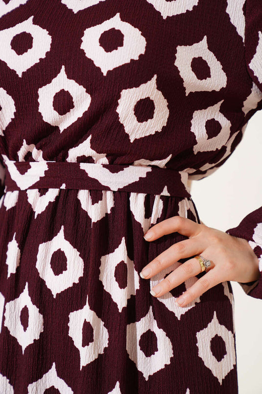 Crêpejurk met ringpatroon en riem in bordeauxrood