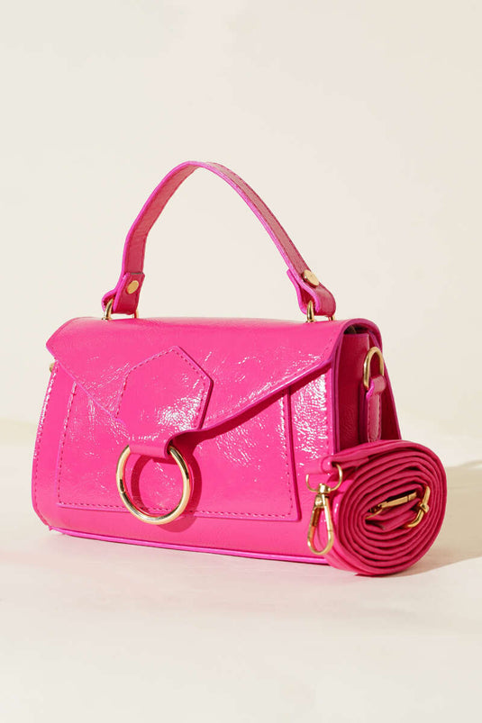 Tas van lakleer met ringdetails in fuchsia