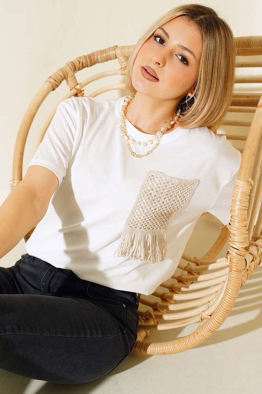 تي شيرت بتفاصيل جيوب من القش بلون البيج الفاتح