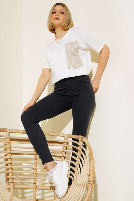 تي شيرت بتفاصيل جيوب من القش بلون البيج الفاتح