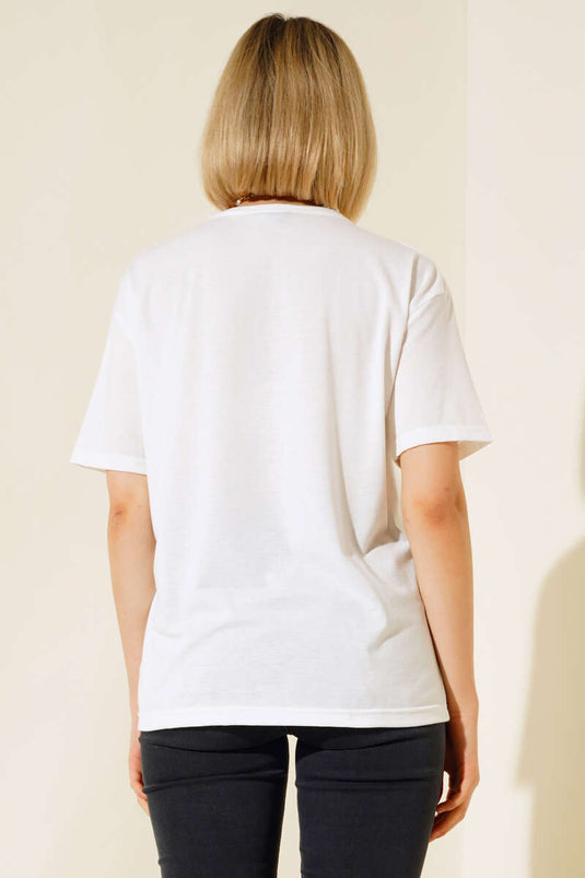 تي شيرت بتفاصيل جيوب من القش بلون البيج الفاتح