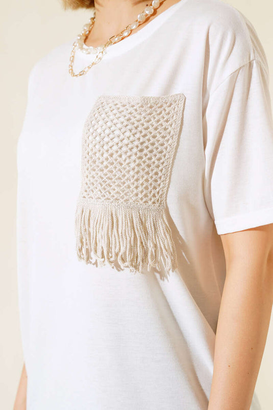 تي شيرت بتفاصيل جيوب من القش بلون البيج الفاتح