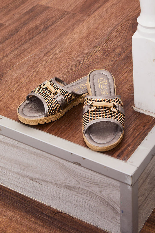 Pantuflas grises con detalle de hebilla y adorno de paja