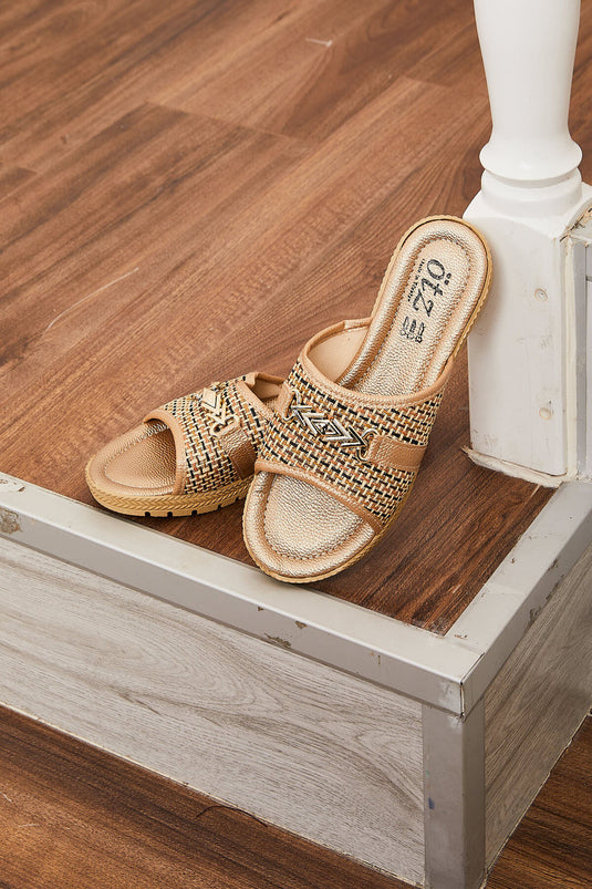 Chaussons en vison garnis de paille et de boucles