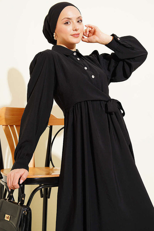 Robe noire à boutons en pierre avec lien latéral
