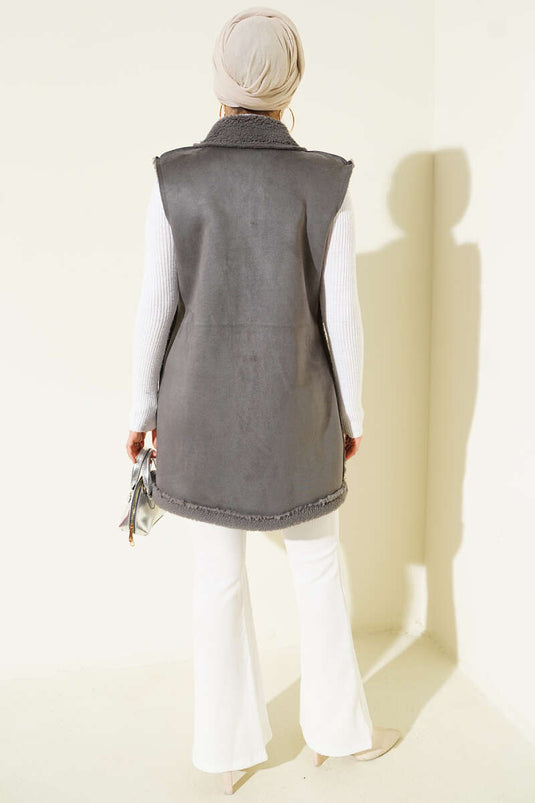 Gilet en daim avec doublure en fourrure et poches, gris foncé