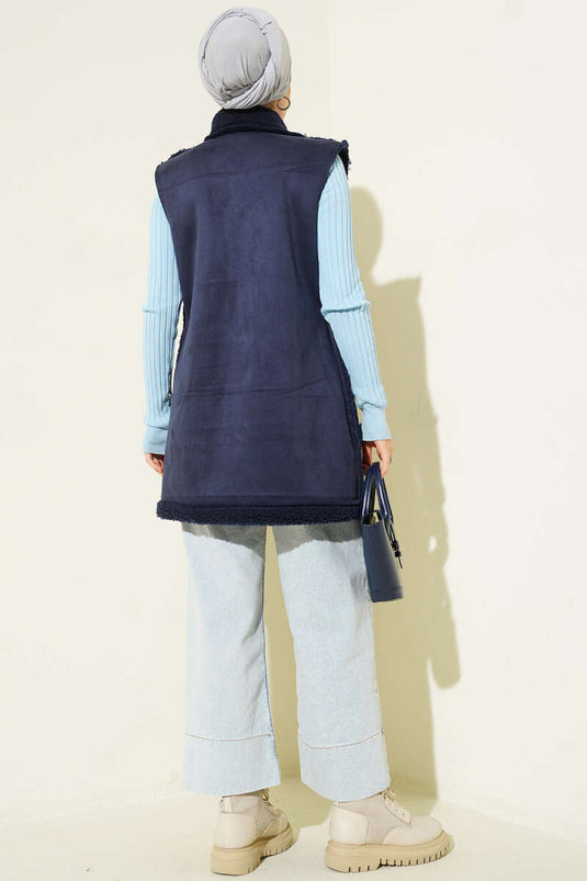 Gilet en daim bleu marine avec doublure en fourrure et poches