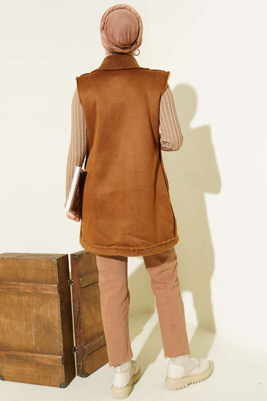 Gilet en daim doublé de fourrure avec poches, couleur fauve