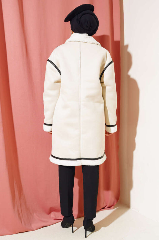 معطف من جلد الغزال مع تفاصيل من الجلد فروي وحجر من الداخل