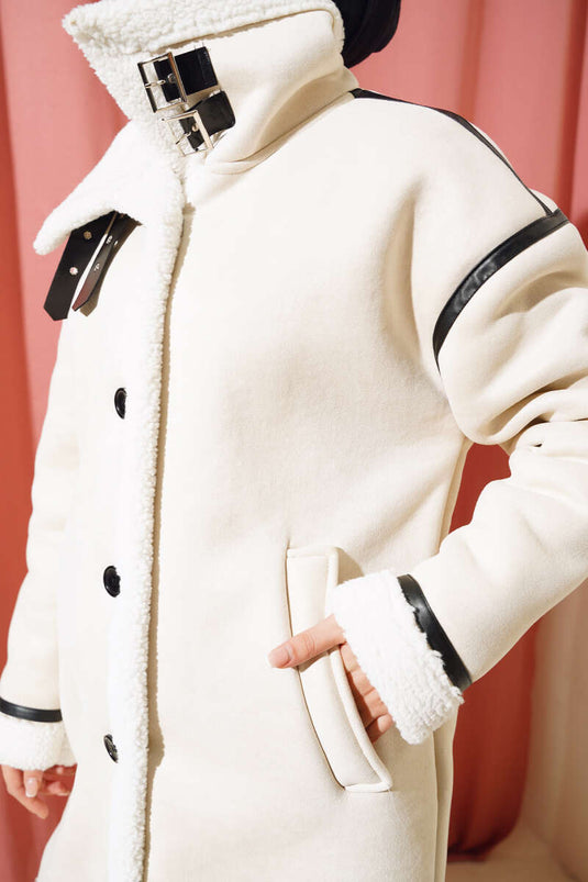 معطف من جلد الغزال مع تفاصيل من الجلد فروي وحجر من الداخل