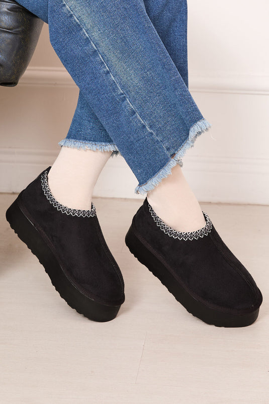 حذاء قصير ذو نعل سميك وبطانة من الفرو باللون الأسود