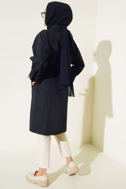 معطف واق من المطر بحزام خصر مزود بزرين باللون الأزرق الداكن