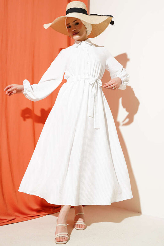 Robe blanche à rayures fines et taille élastique avec demi-bouton