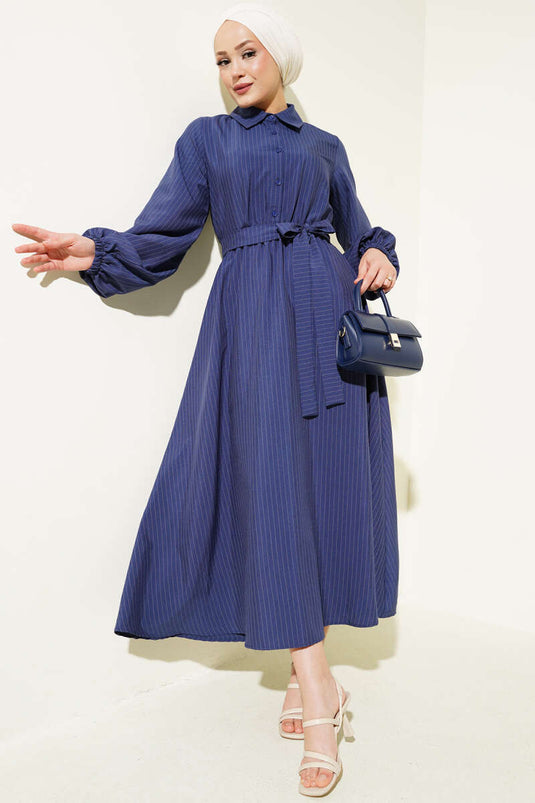 Robe à rayures fines et taille élastique à demi-boutons bleu marine