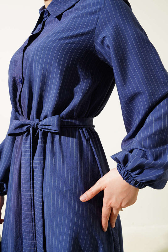 Robe à rayures fines et taille élastique à demi-boutons bleu marine