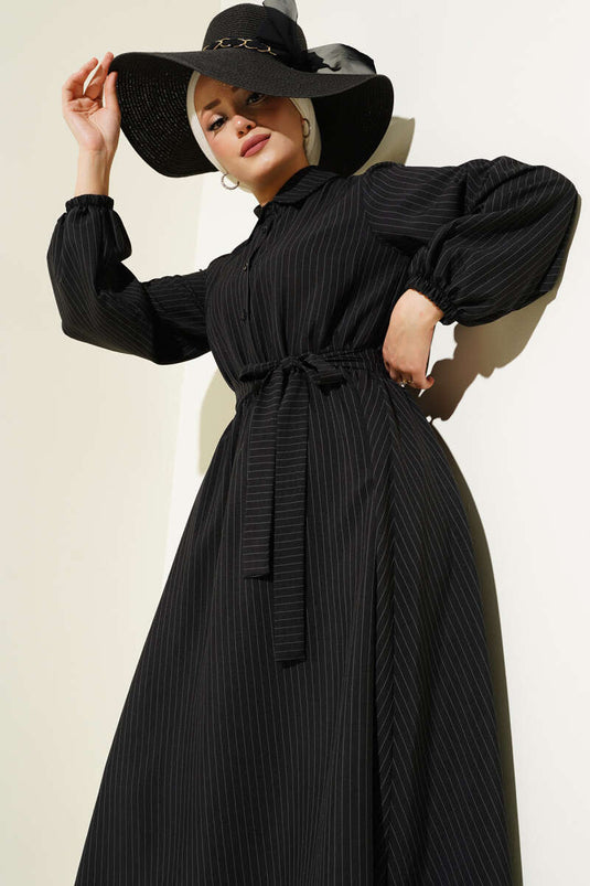 Robe noire à rayures fines et taille élastique avec demi-bouton