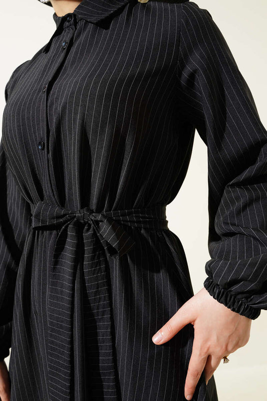 Robe noire à rayures fines et taille élastique avec demi-bouton