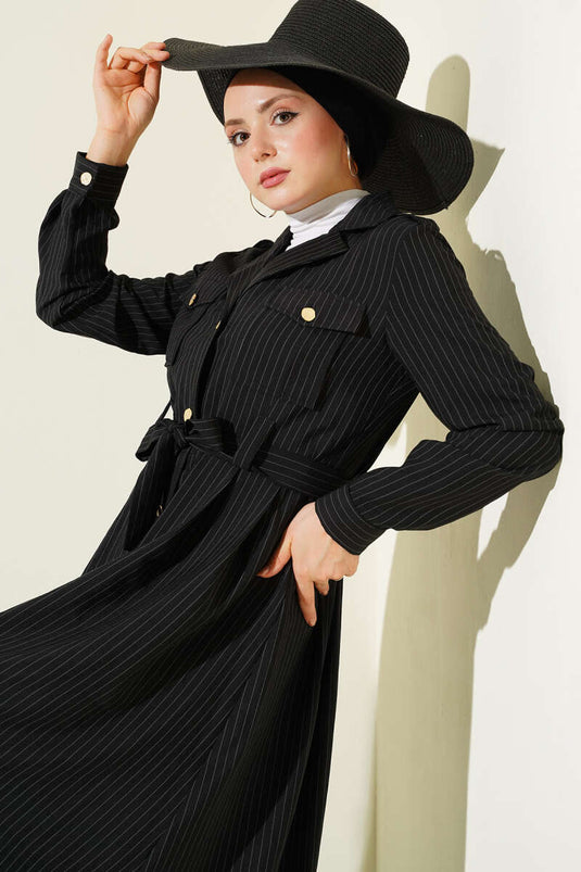Schwarzes, durchgehendes Kleid mit feinen Streifen und Knöpfen