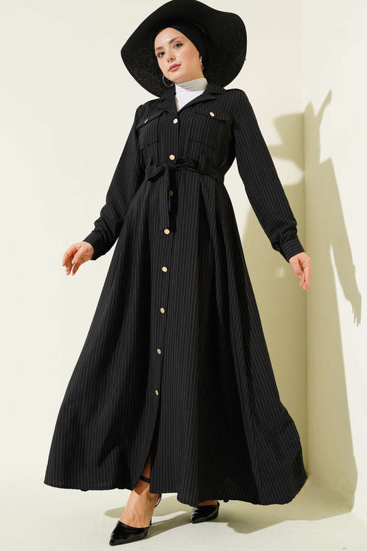 Schwarzes, durchgehendes Kleid mit feinen Streifen und Knöpfen