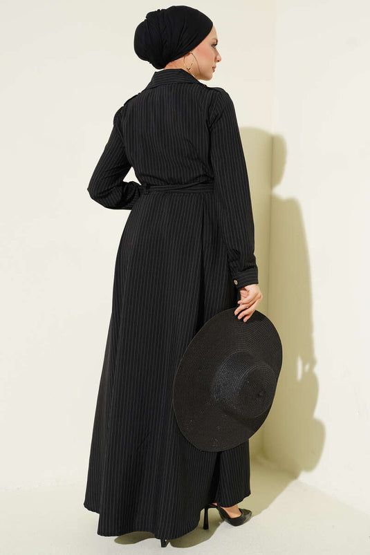 Schwarzes, durchgehendes Kleid mit feinen Streifen und Knöpfen