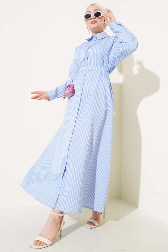 فستان مخطط بحزام وأزرار أزرق