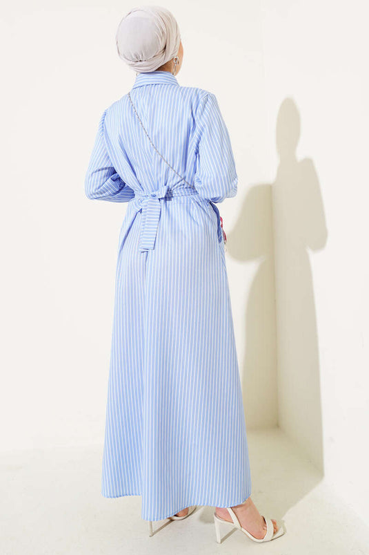 فستان مخطط بحزام وأزرار أزرق