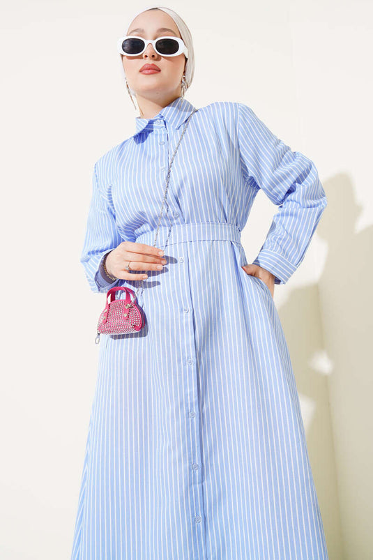 فستان مخطط بحزام وأزرار أزرق