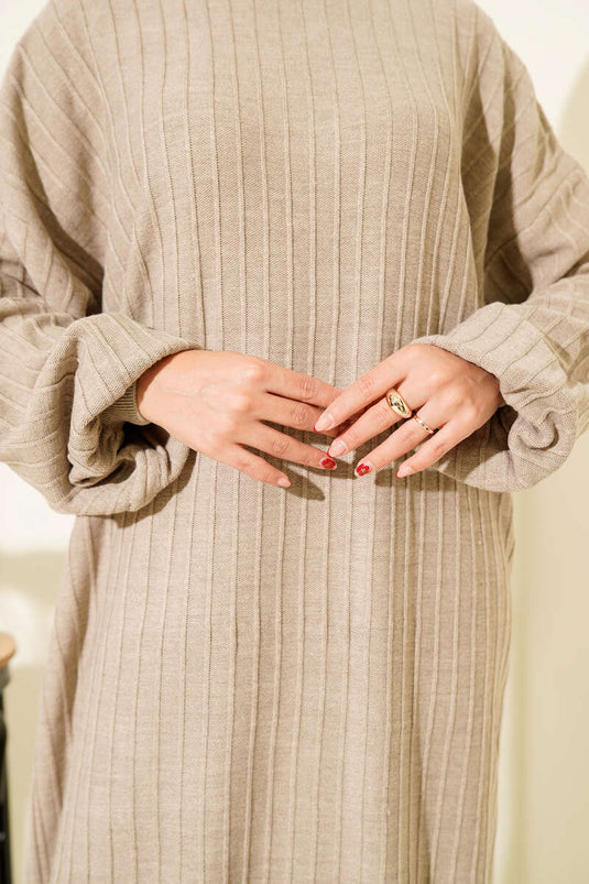 Robe décontractée en tricot à fines rayures beige