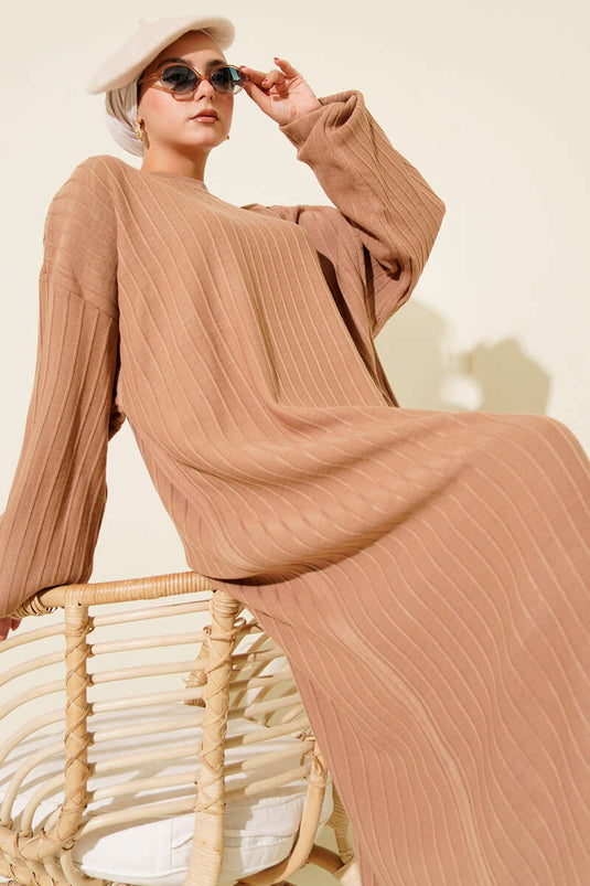 Robe décontractée en tricot à fines rayures camel