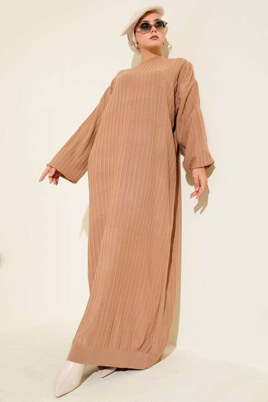 Robe décontractée en tricot à fines rayures camel