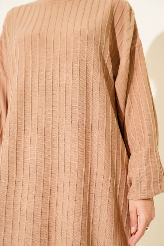 Robe décontractée en tricot à fines rayures camel