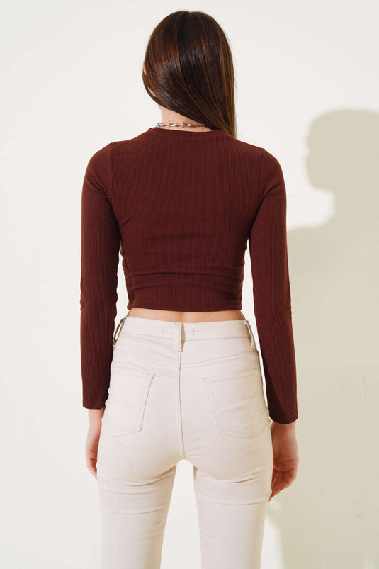 قميص بني قصير بأكمام طويلة ومضلعة رفيعة