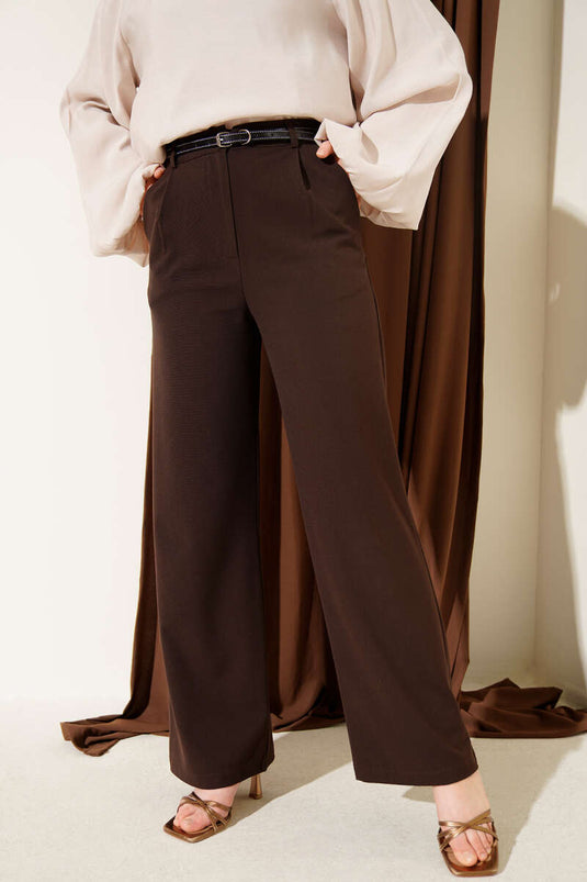 Pantalon en tissu plissé avec fine ceinture marron