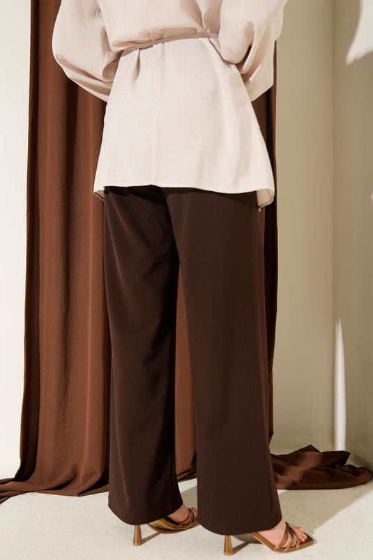 Pantalon en tissu plissé avec fine ceinture marron