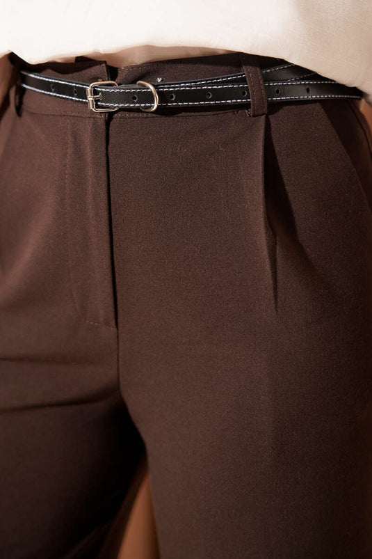 Pantalon en tissu plissé avec fine ceinture marron