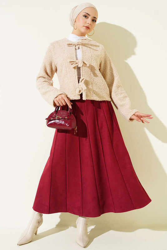 تنورة رفيعة من جلد الغزال بحزام باللون العنابي