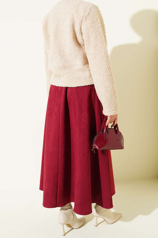 تنورة رفيعة من جلد الغزال بحزام باللون العنابي