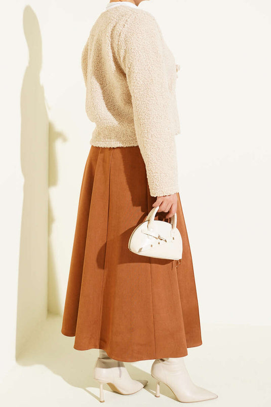 تنورة من جلد الغزال بحزام رفيع باللون البني