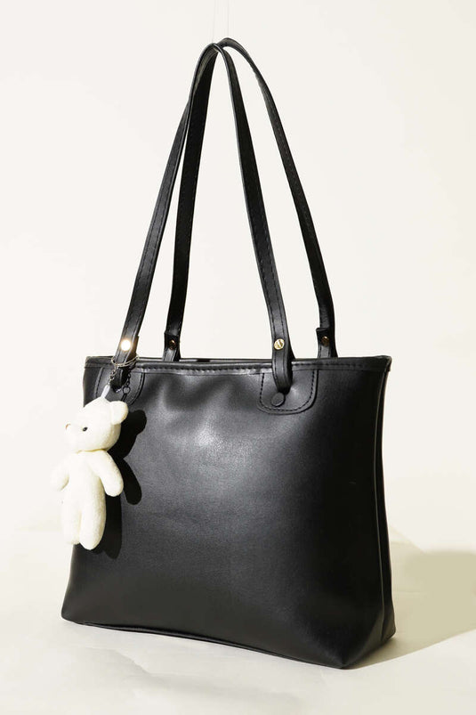 حقيبة إكسسوارات على شكل دب تيدي بمقبض رفيع، لونها أسود.