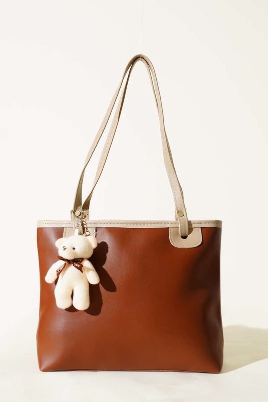 Sac à anses fines avec accessoire ours en peluche, couleur beige.