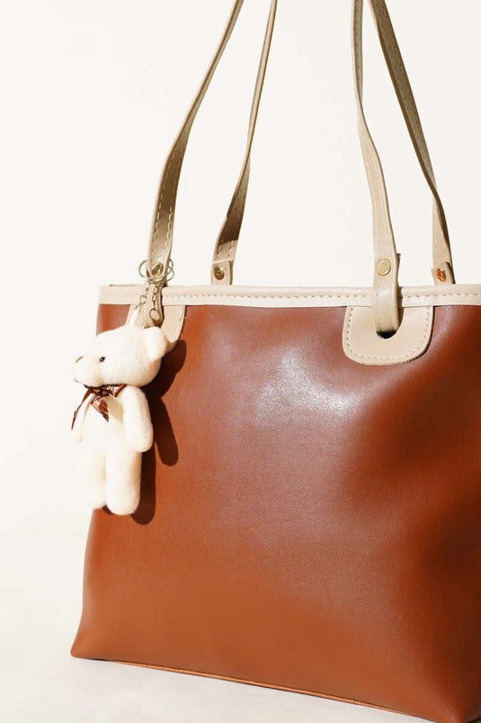 Sac à anses fines avec accessoire ours en peluche, couleur beige.