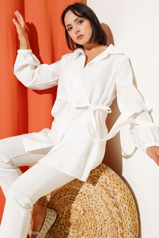 Chemise blanche à ceinture fine et lien latéral