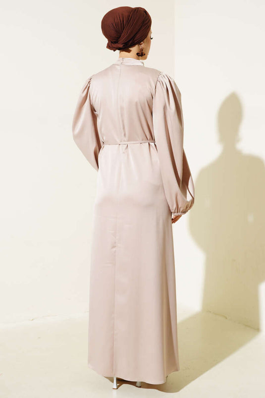 فستان من الساتان المطاطي بأكمام رفيعة وحزام باللون البيج