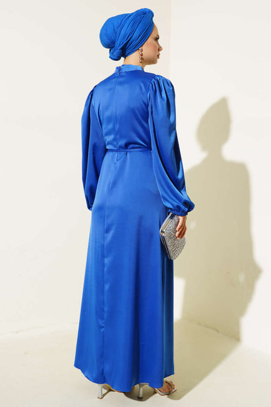 فستان ساتان مرن بأكمام رفيعة وحزام