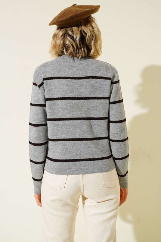 Graue Strickjacke mit dünnen horizontalen Streifen