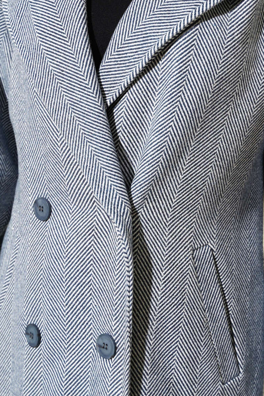 معطف رفيع مخطط ومتعرج باللون الرمادي الدخاني