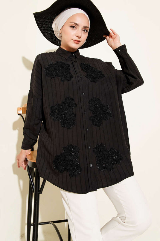 Chemise noire à motifs de fleurs et de perles