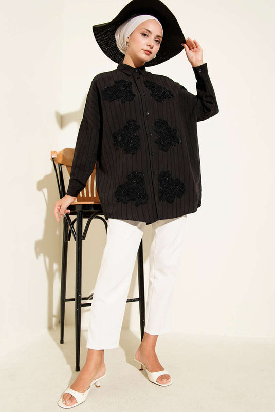 Chemise noire à motifs de fleurs et de perles