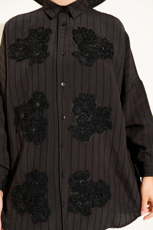 Chemise noire à motifs de fleurs et de perles